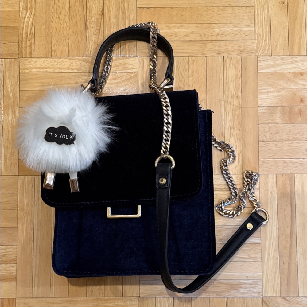 Elegant navy blue Velvet Handbag with gold Chain Strap
8”x7”wide 2”